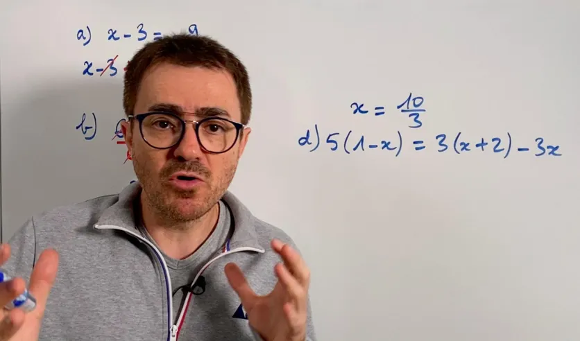 Yvan Monka en plein tournage d'un cours, devant un tableau blanc couvert d'équations